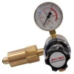 Brass gas pressure regulator with gauge