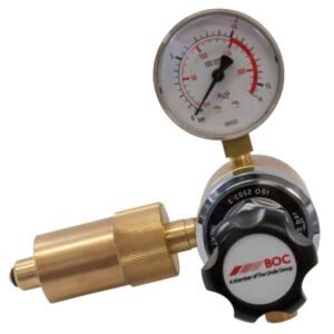 Brass gas pressure regulator with gauge